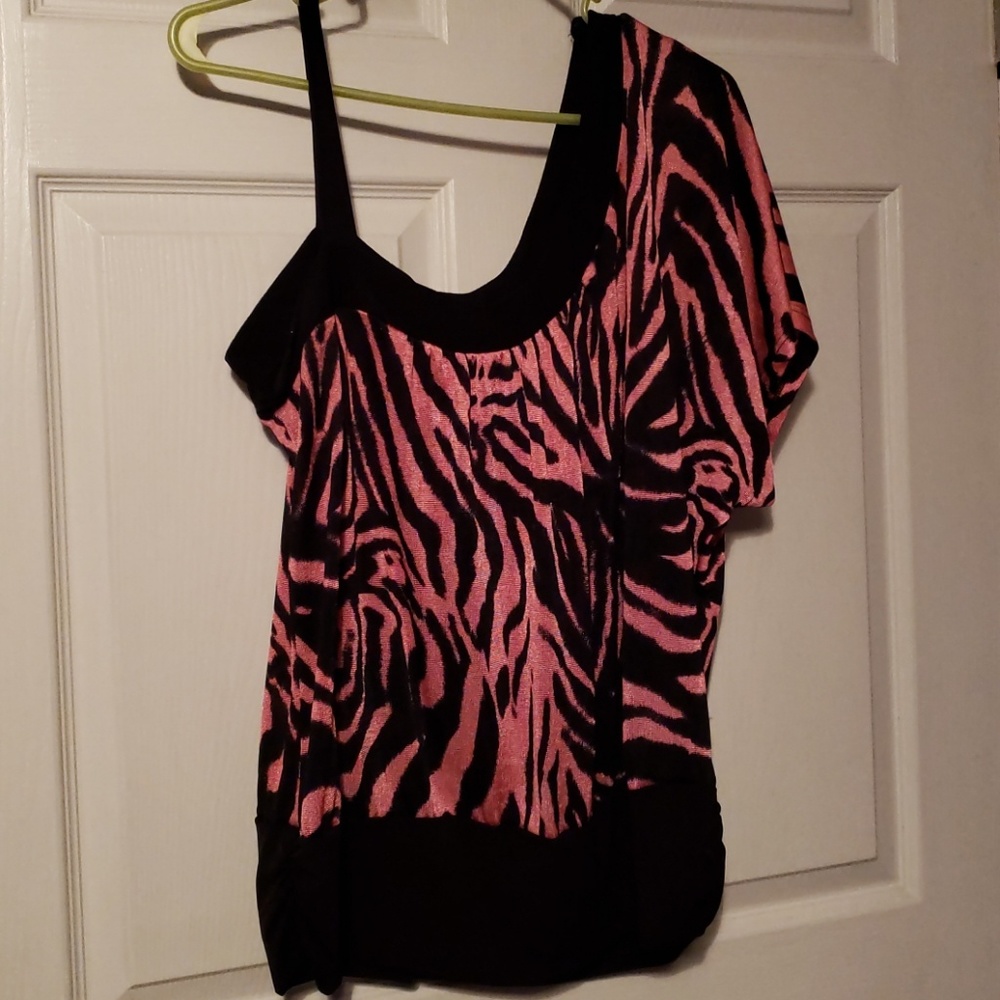 Beautiful one sleeved top.